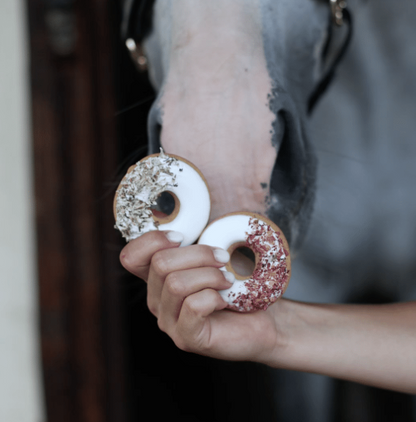 Candy Horse Donuts Rozenblad + IJslands Mos | Set van 2 unieke paardensnoepjes in donutvorm met glazuur en kruiden