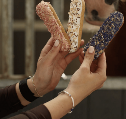 Horse Candy: Pink Cornflower Éclair | Uniek paardensnoepje met roze glazuur en echte korenbloemblaadjes