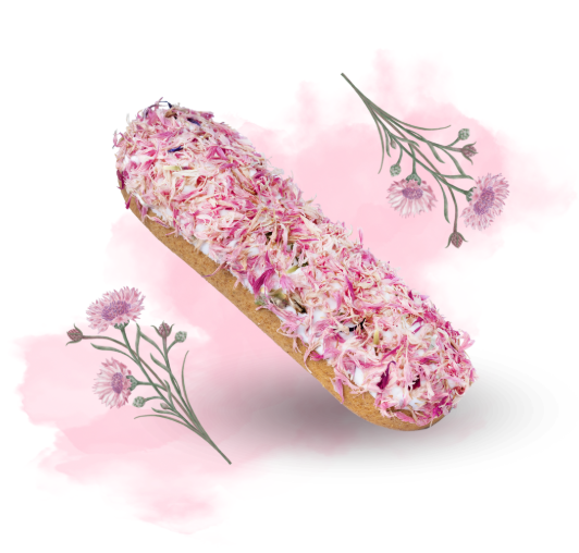 Horse Candy: Pink Cornflower Éclair | Uniek paardensnoepje met roze glazuur en echte korenbloemblaadjes